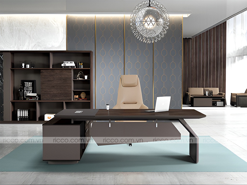 bàn làm việc lãnh đạo màu nâu mang đến vẻ quyền lực cho văn phòng làm việc